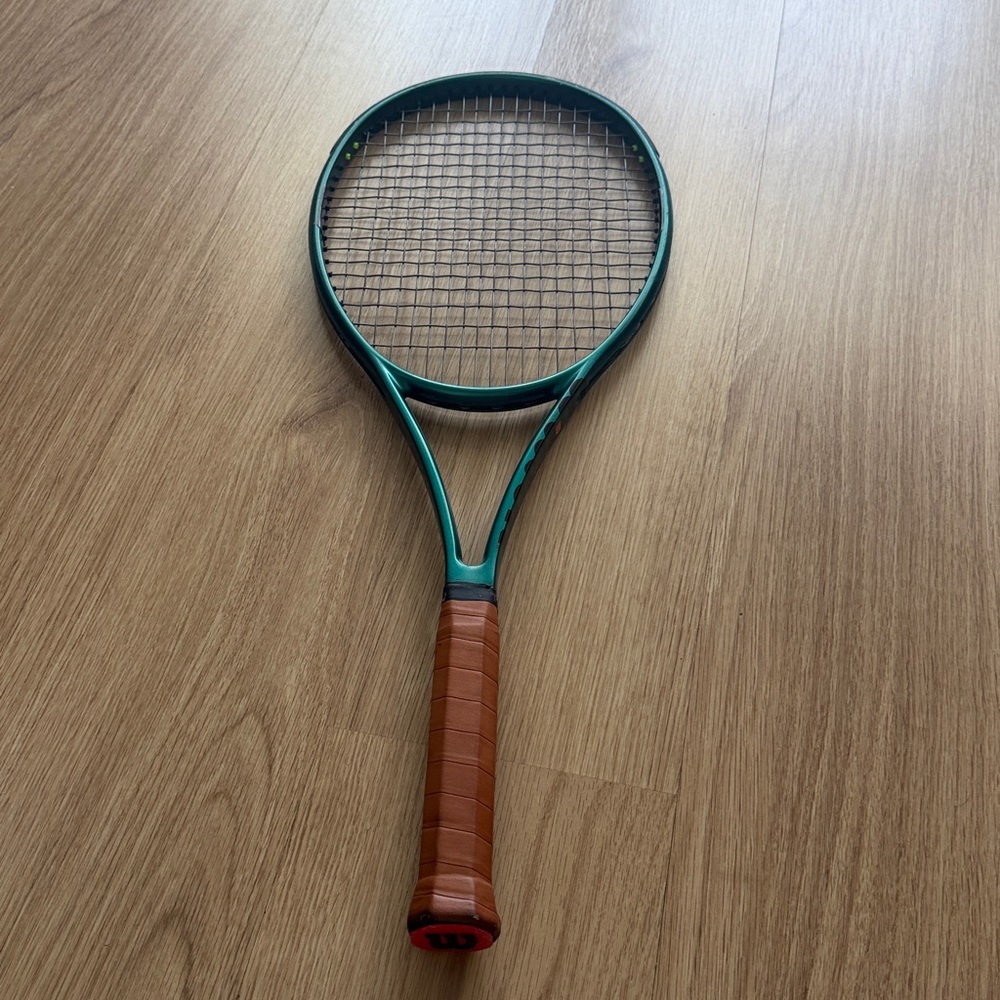 Wilson black Green Tennis Racket 98 V9 18x20 4 41/2 great con. leather grip